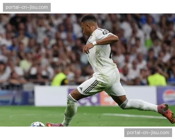 突发：拜仁vs皇马比赛中，VAR介入审查疑似手球，主裁判回看后判罚点球